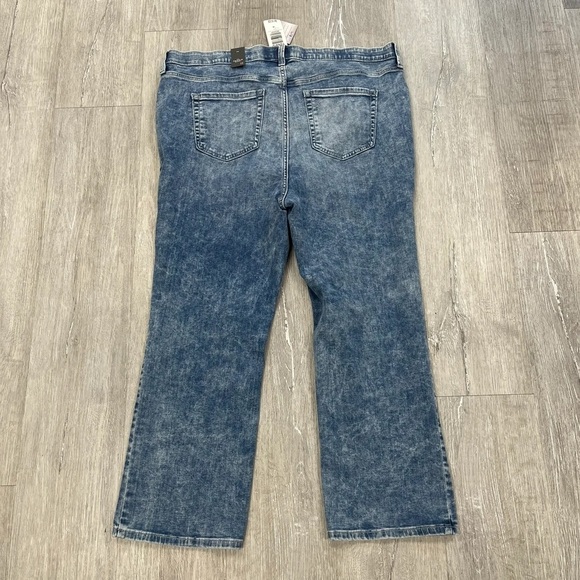 Torrid Light Wash Sky High Cropped Jeans - New - Size 18 - Picture 2 of 3